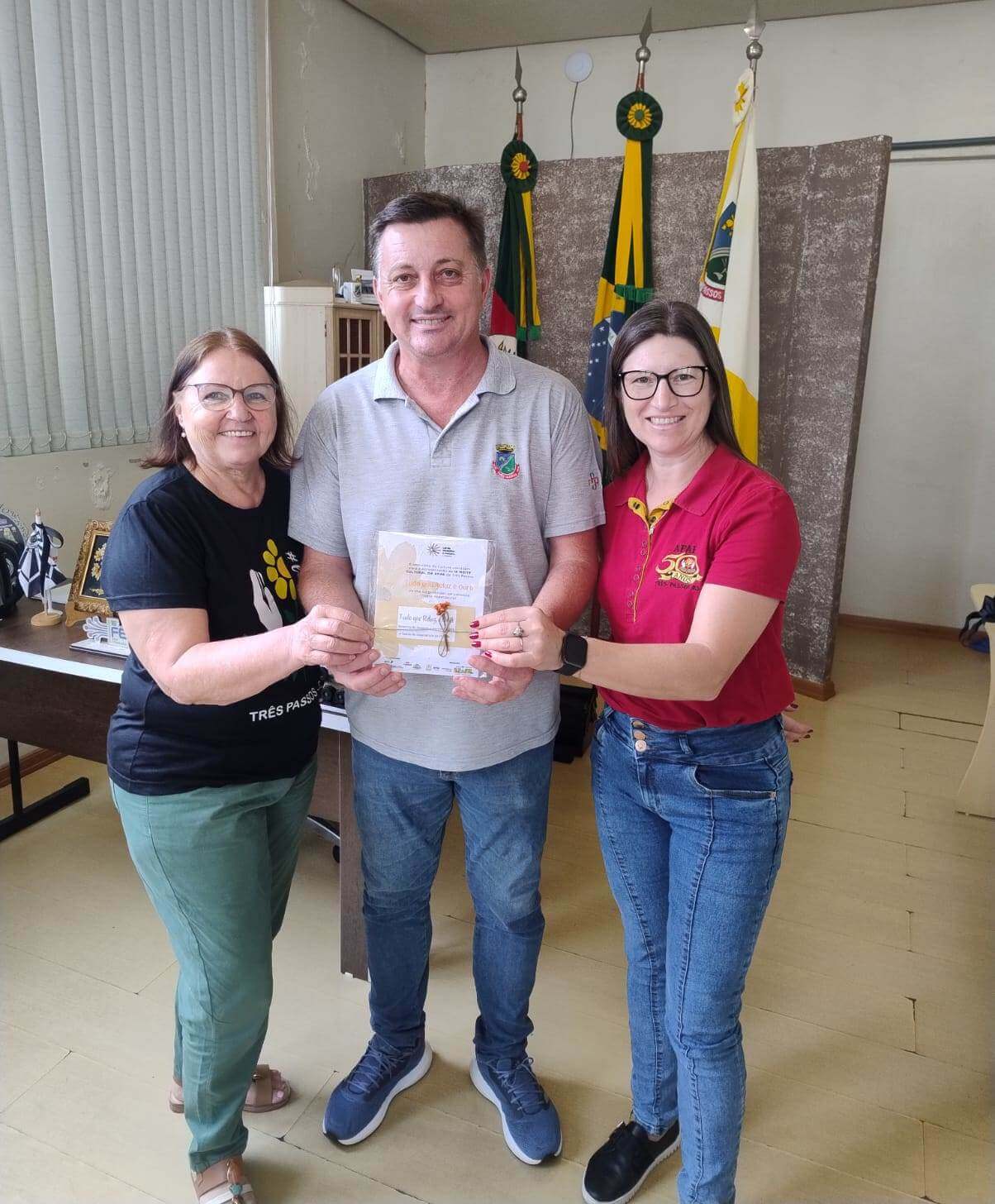 Capa Visita de representantes da APAE ao prefeito de Três Passos destaca projeto cultural inclusivo