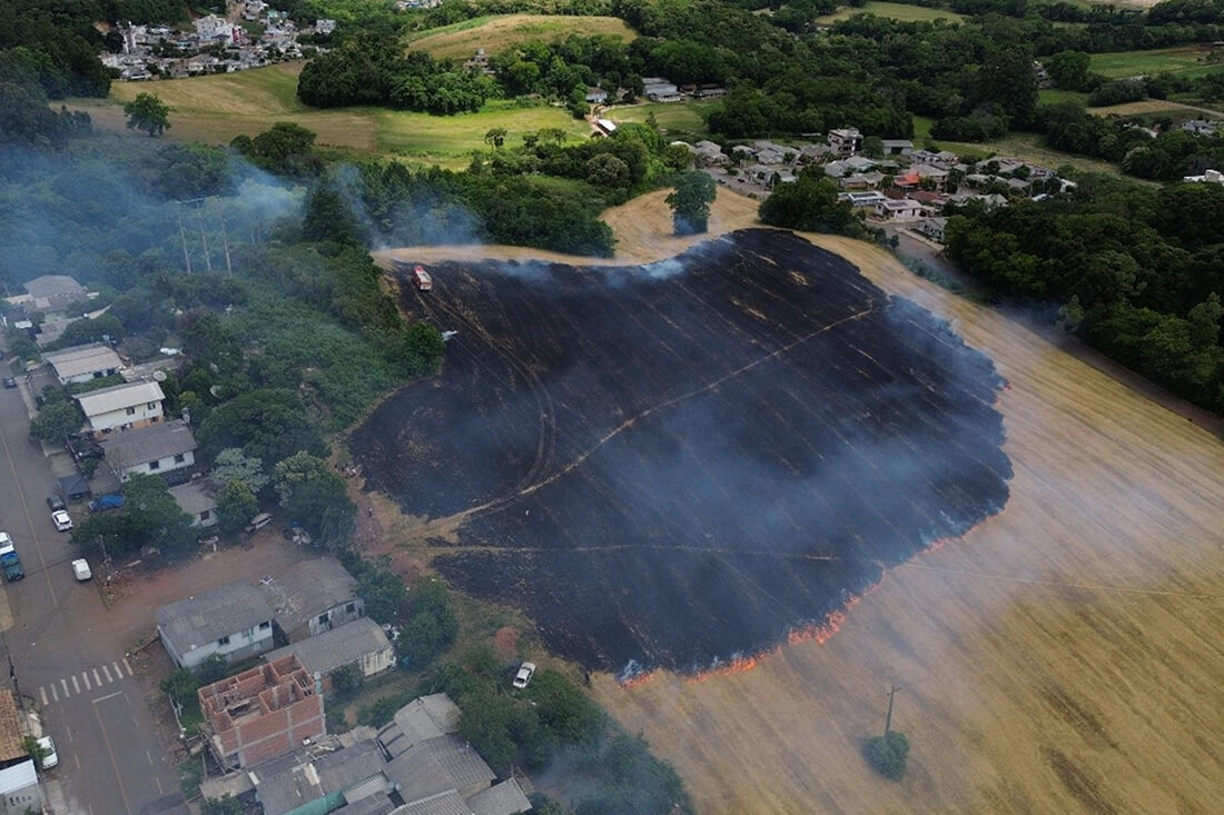 Capa Bombeiros combatem incêndio em vegetação que consumiu três hectares em Marau