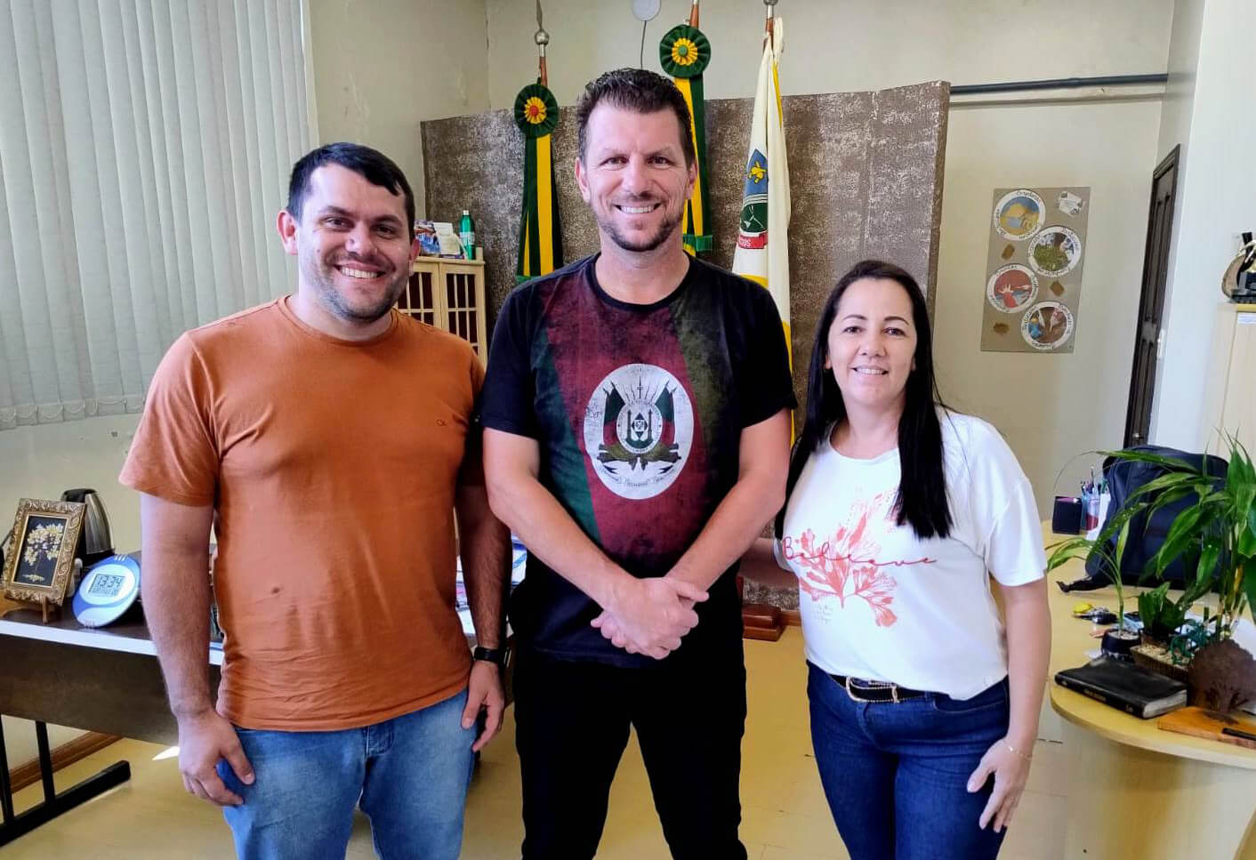 Capa Prefeito em exercício de Três Passos recebe representantes da educação e lideranças políticas