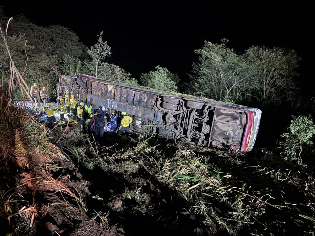Capa Tombamento de ônibus de turismo deixa três mortos e dezenas de feridos no Oeste de SC