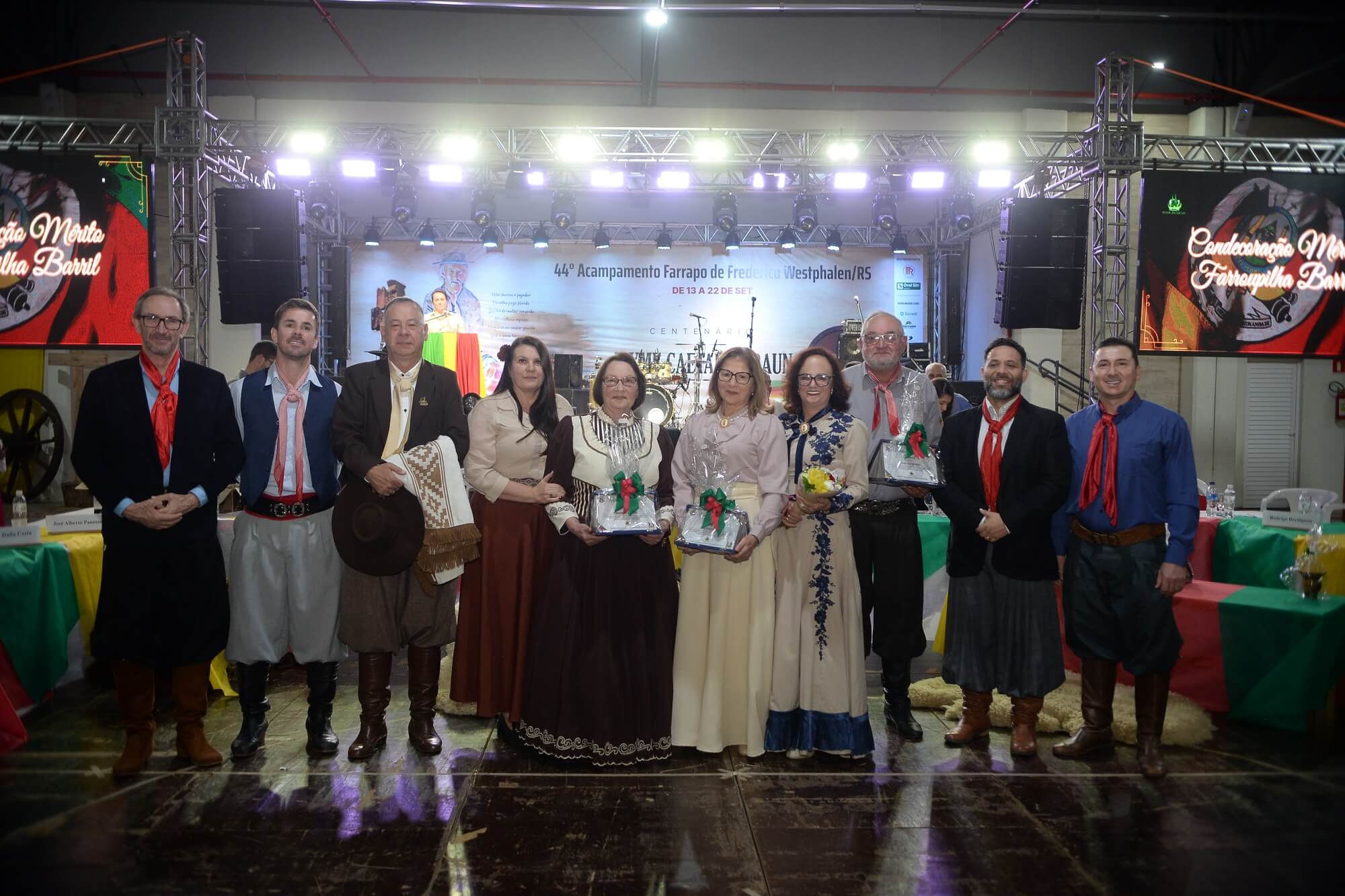 Capa Tradicionalistas são homenageados com Mérito Farroupilha Barril em evento de destaque no Acampamento Farrapo