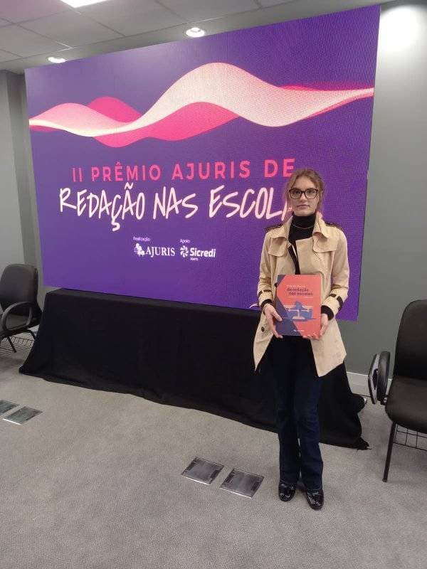 Capa Estudante de escola da 20ª CRE é homenageada em concurso de redação da Ajuris