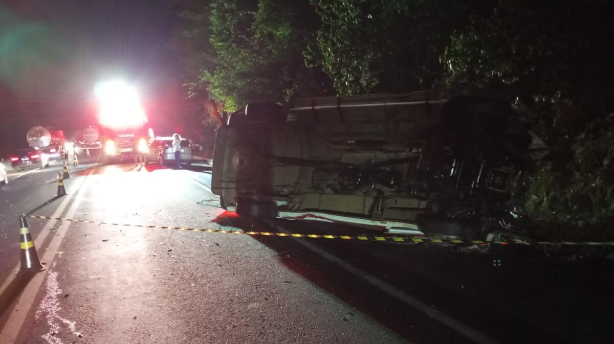 Capa Acidente envolvendo dois automóveis e uma ambulância deixa um morto e dois feridos no Oeste de SC