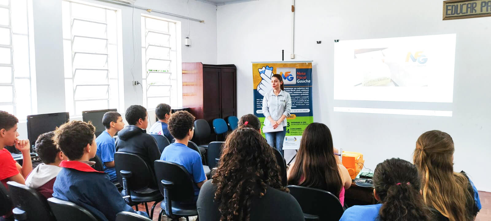 Capa Ações visam conscientizar estudantes sobre a importância do recolhimento de tributos em Rodeio Bonito