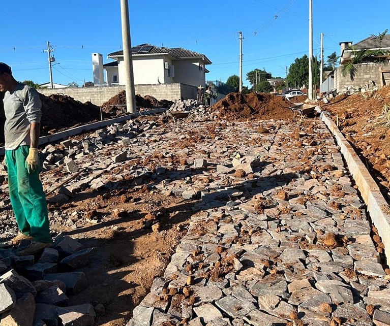 Capa Prefeito de Caiçara acompanha avanço das obras de pavimentação poliédrica