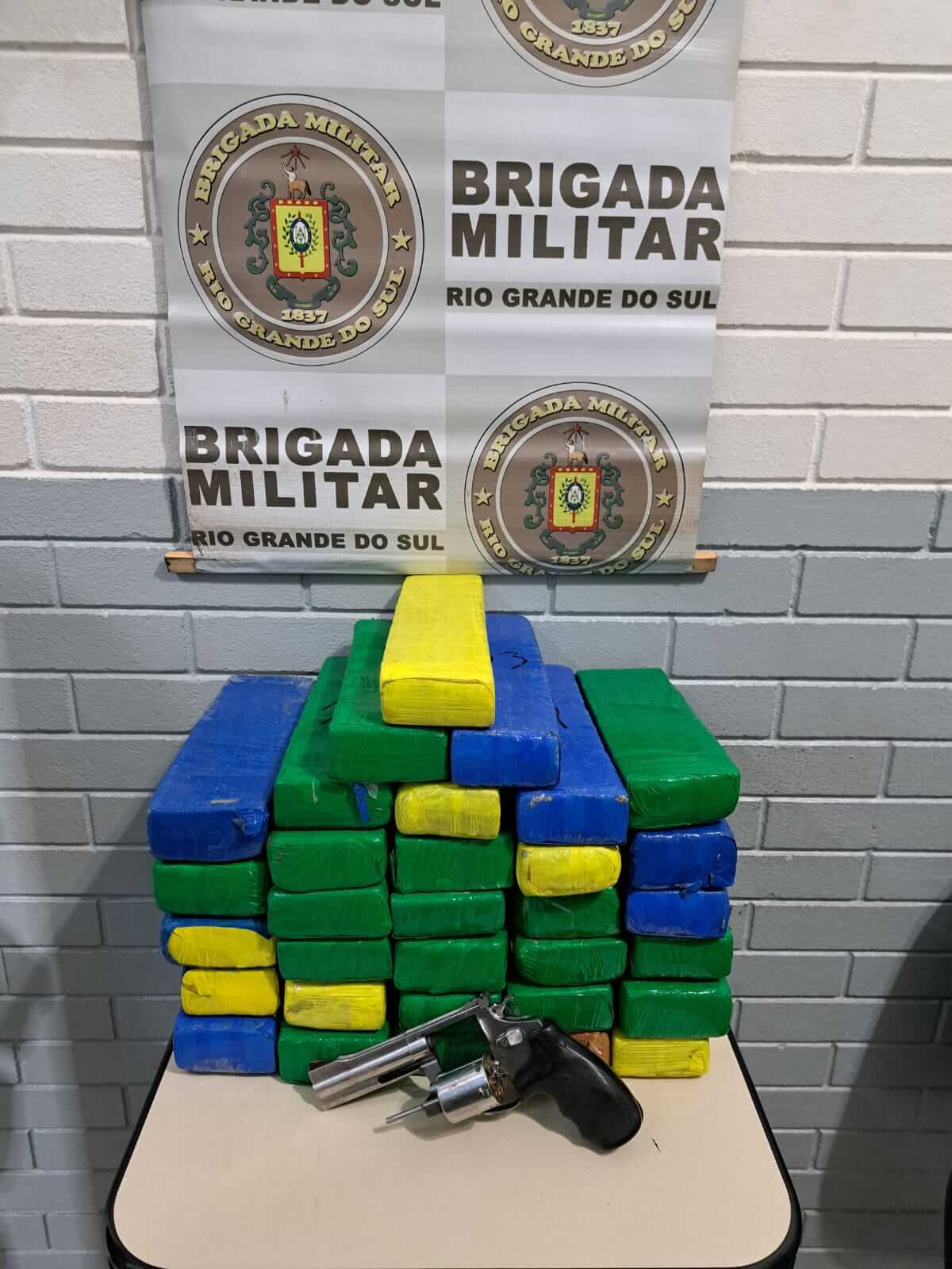 Capa Brigada Militar apreende veículo com entorpecentes em Tiradentes do Sul
