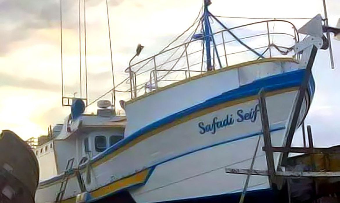 Capa Marinha continua buscas por dois pescadores desaparecidos em naufrágio