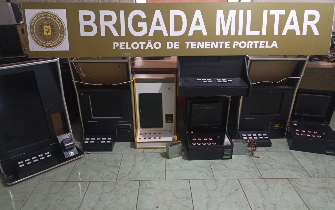 Capa BM apreende máquinas caça-níqueis em Tenente Portela