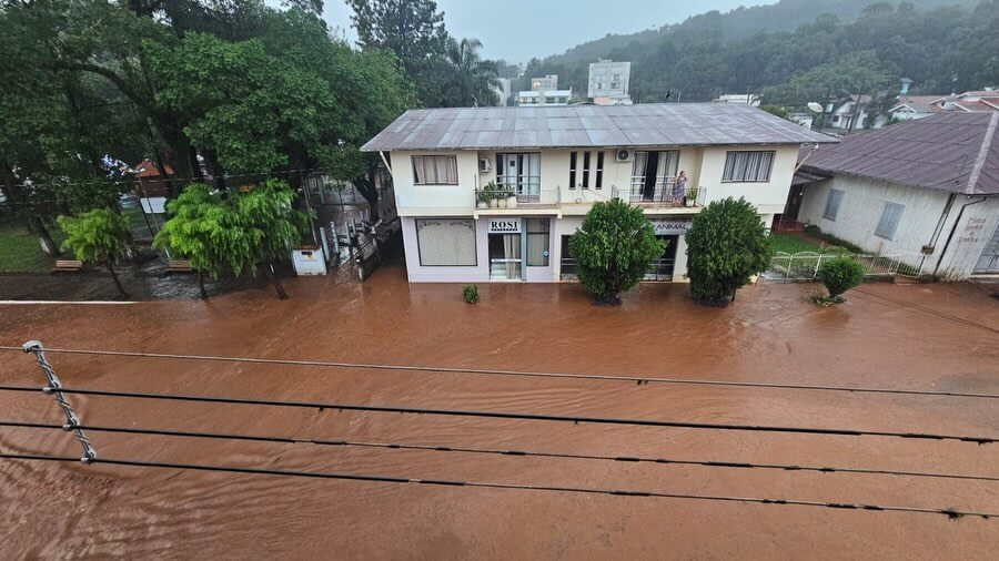 Capa Chuva intensa causa alagamentos na área central de Rondinha