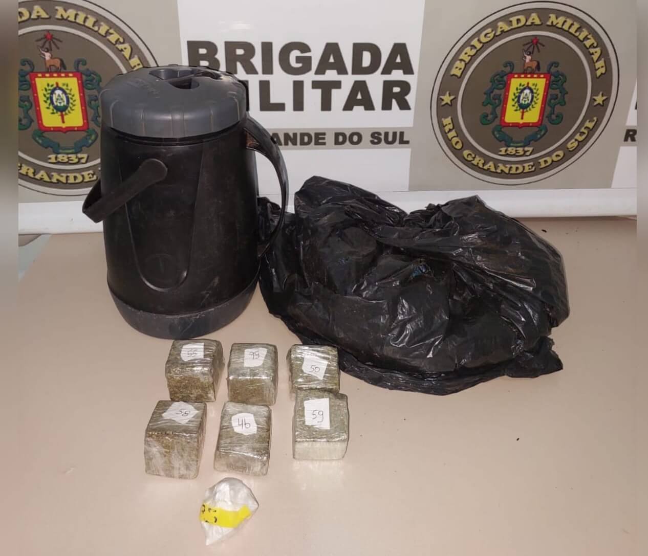 Capa BM apreende drogas em Crissiumal