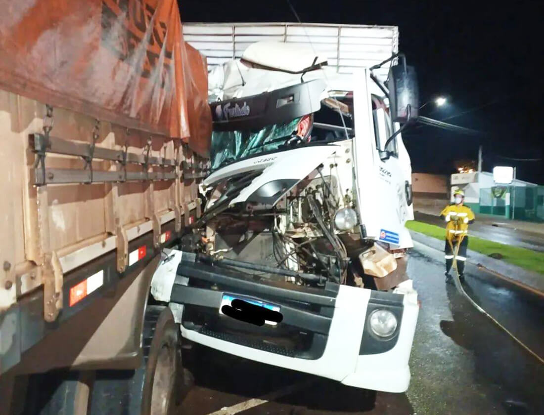 Capa Acidente entre caminhões deixa motorista preso nas ferragens em Itapiranga