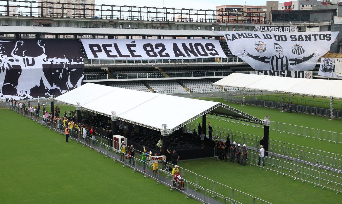 Capa Corpo do Rei Pelé começa a ser velado na Vila Belmiro