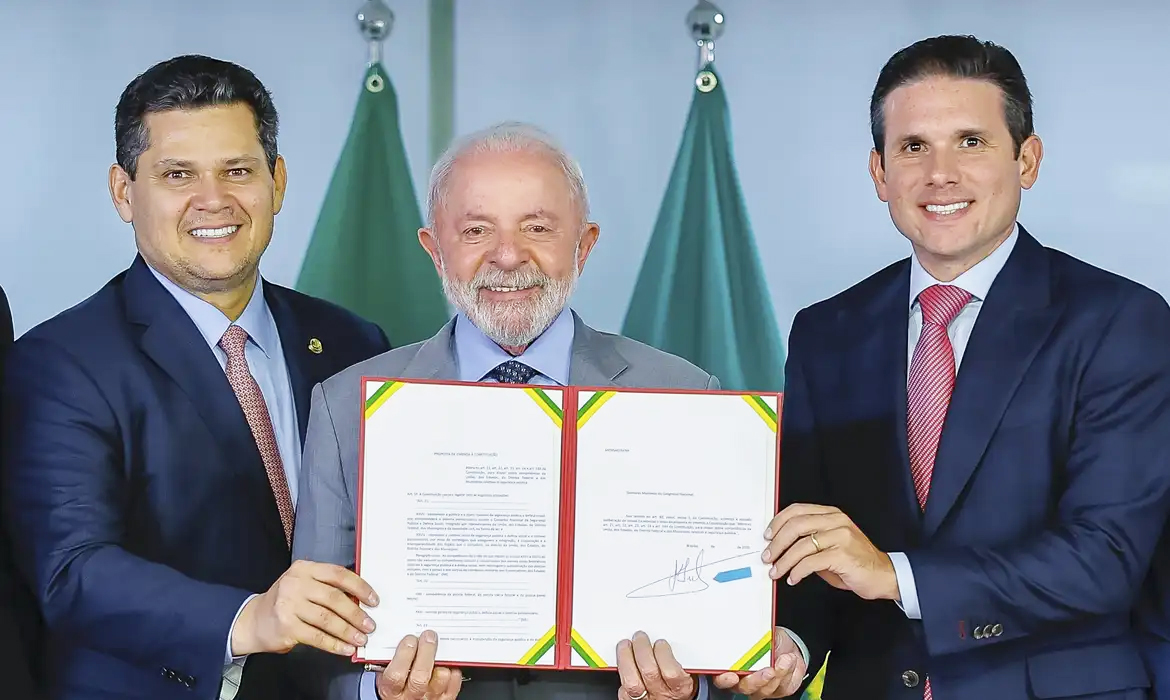Capa Lula entrega PEC da Segurança Pública ao Congresso Nacional