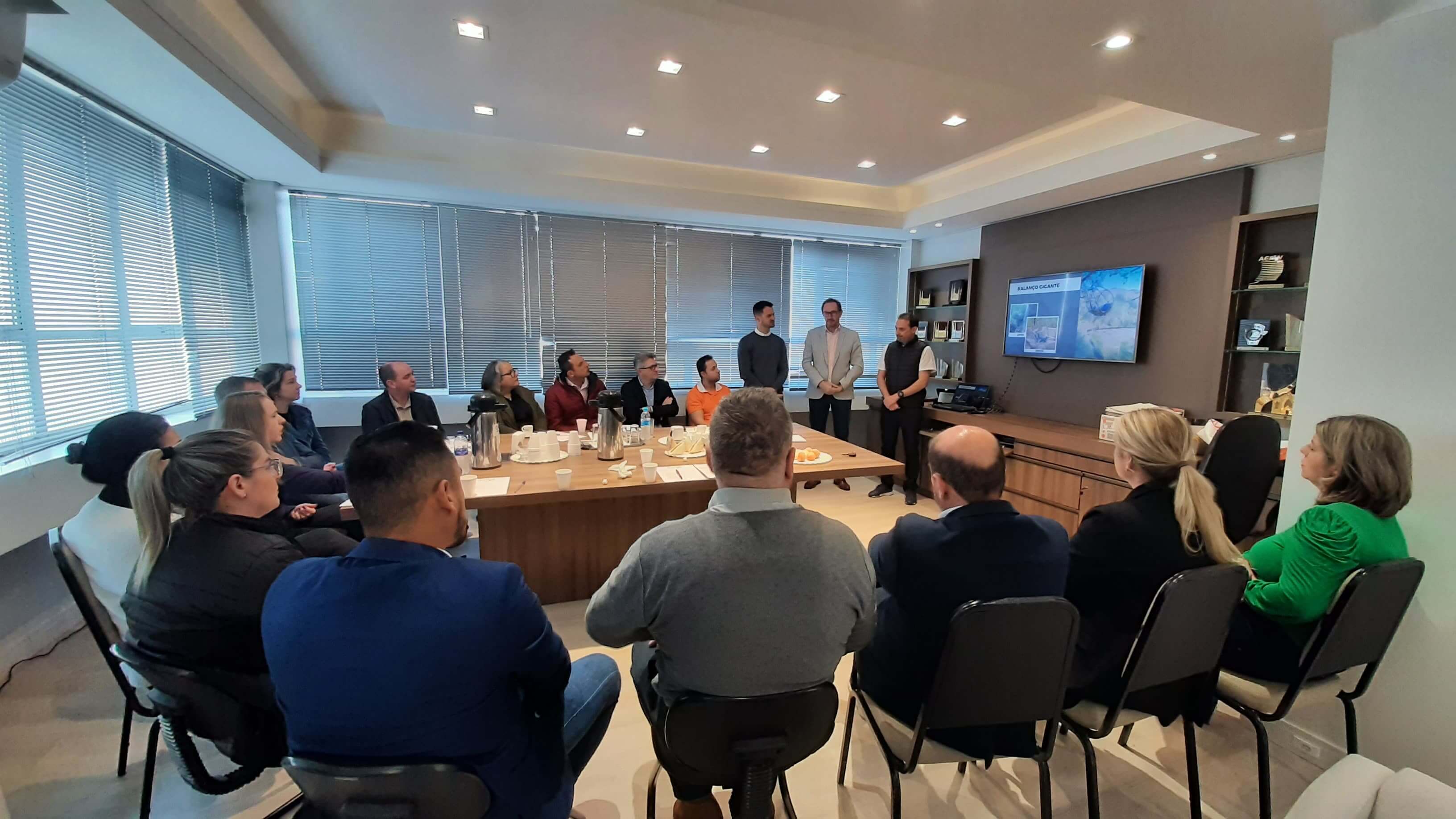 Capa Administração apresenta para diretoria da AEFW projeto de concessão do Parque da Faguense