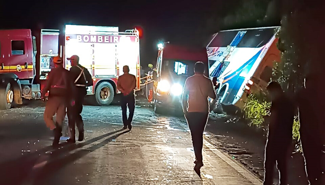 Capa Colisão entre ônibus e caminhão deixa duas vítimas fatais na ERS-210, em São Martinho