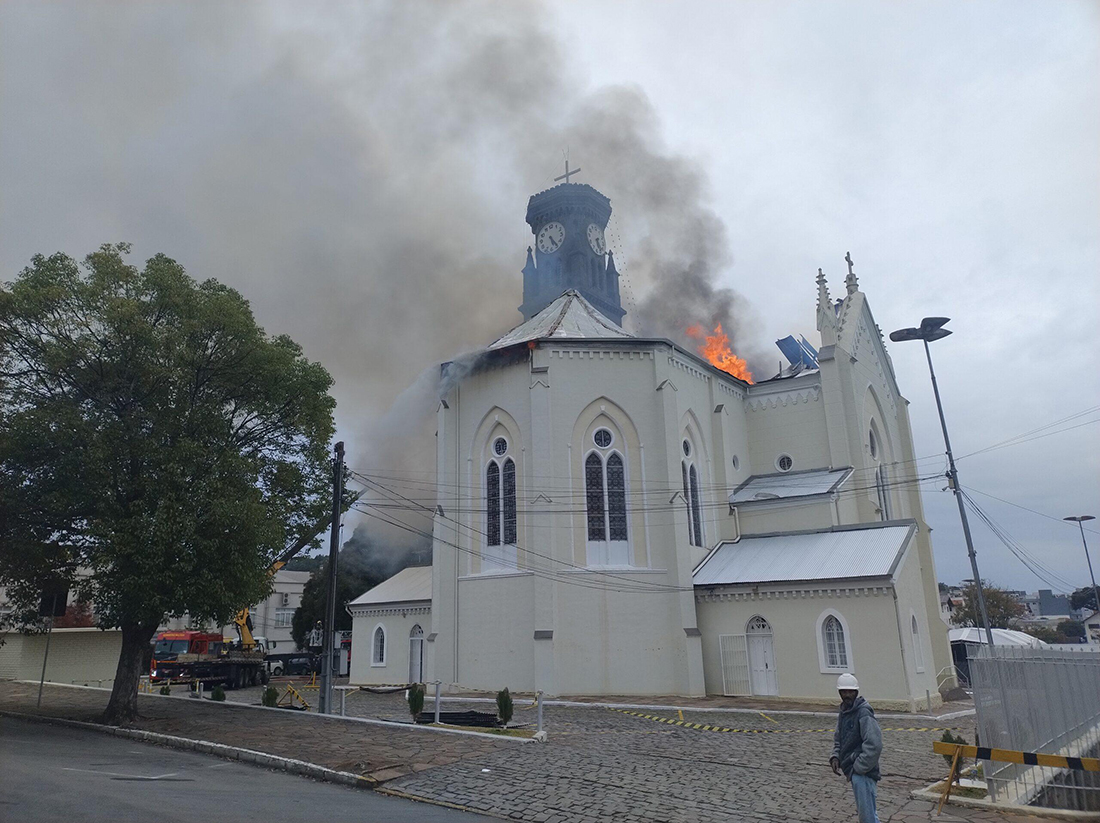 Capa Incêndio de grandes proporções destrói telhado e interior da Igreja Matriz de Flores da Cunha
