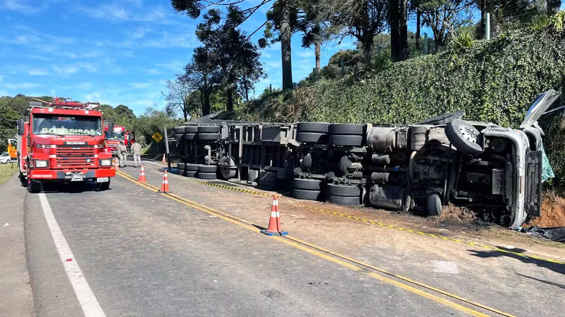 Capa Pai e dois filhos pequenos morrem em tombamento de caminhão no RS
