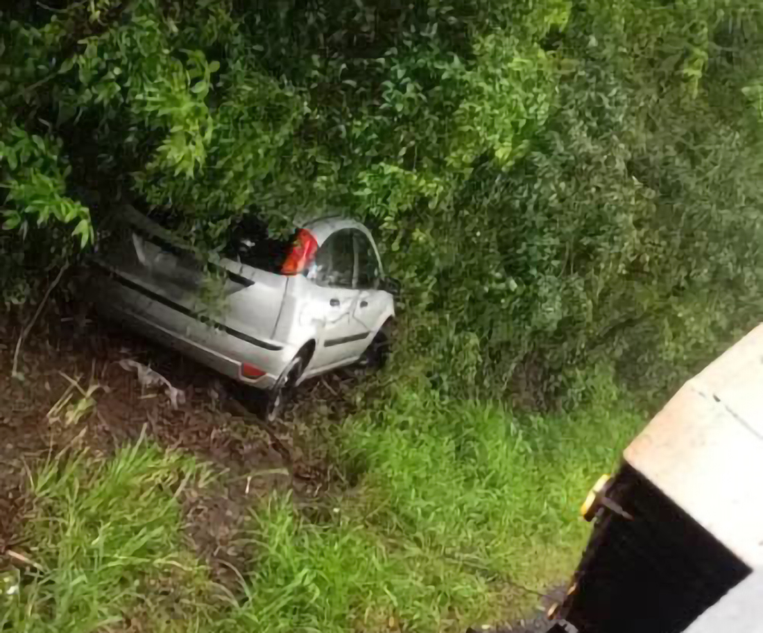 Capa Veículo sai da pista na ERS-207 no interior de Crissiumal na manhã desta sexta-feira
