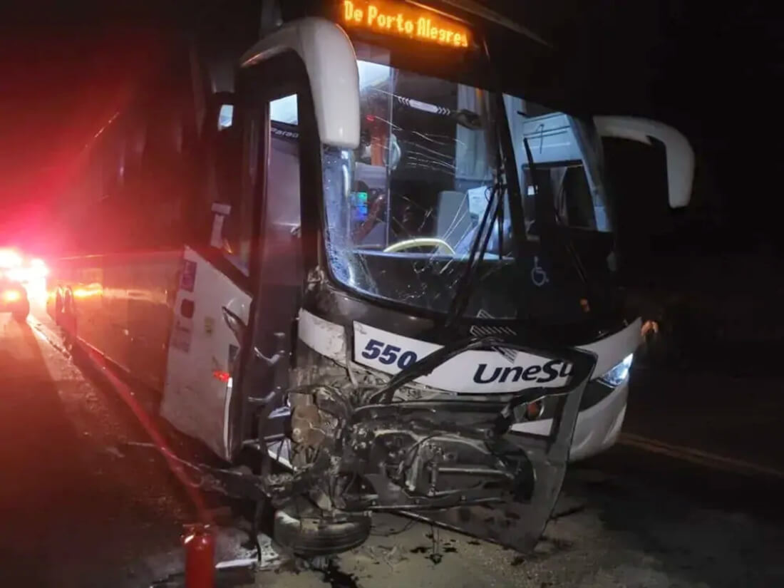 Capa Mulher fica ferida em colisão entre carro e ônibus na BR-386