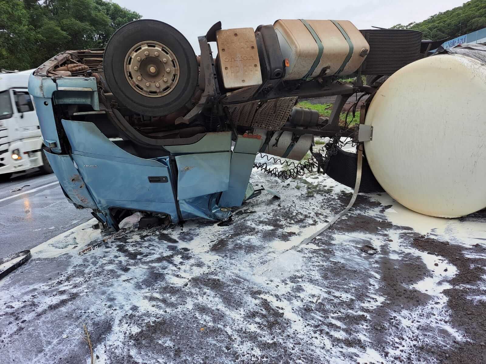Capa Caminhão tomba na BR-386 em Almirante Tamandaré do Sul
