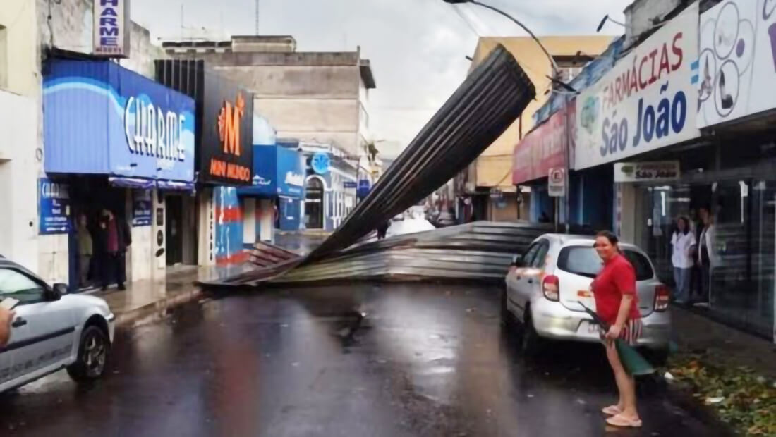 Capa Temporal deixa rodoviária destruída, destelha casas e causa estragos em cidade gaúcha