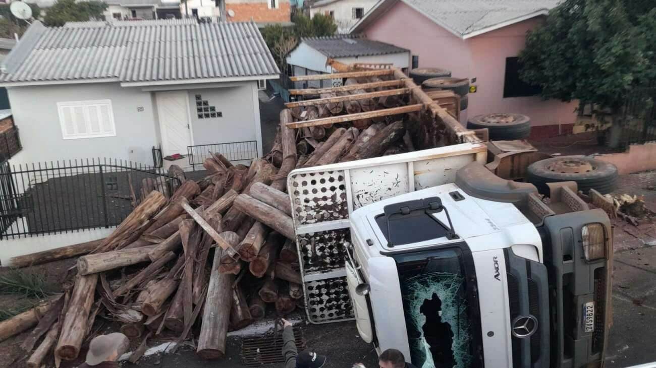 Capa Motorista evita tragédia ao tombar caminhão carregado de toras em Tapejara