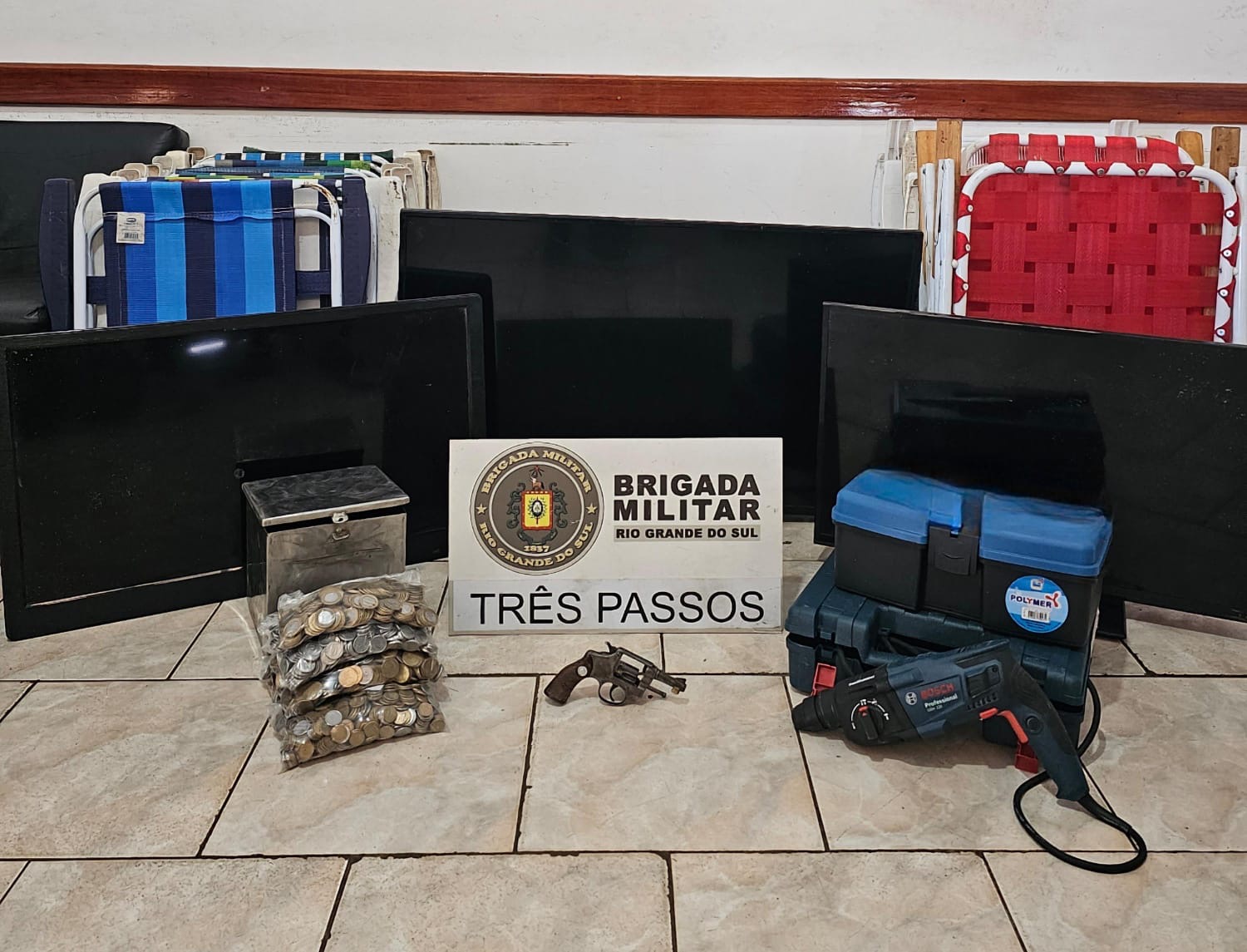 Capa BM apreende armas de fogo e outros objetos em Três Passos