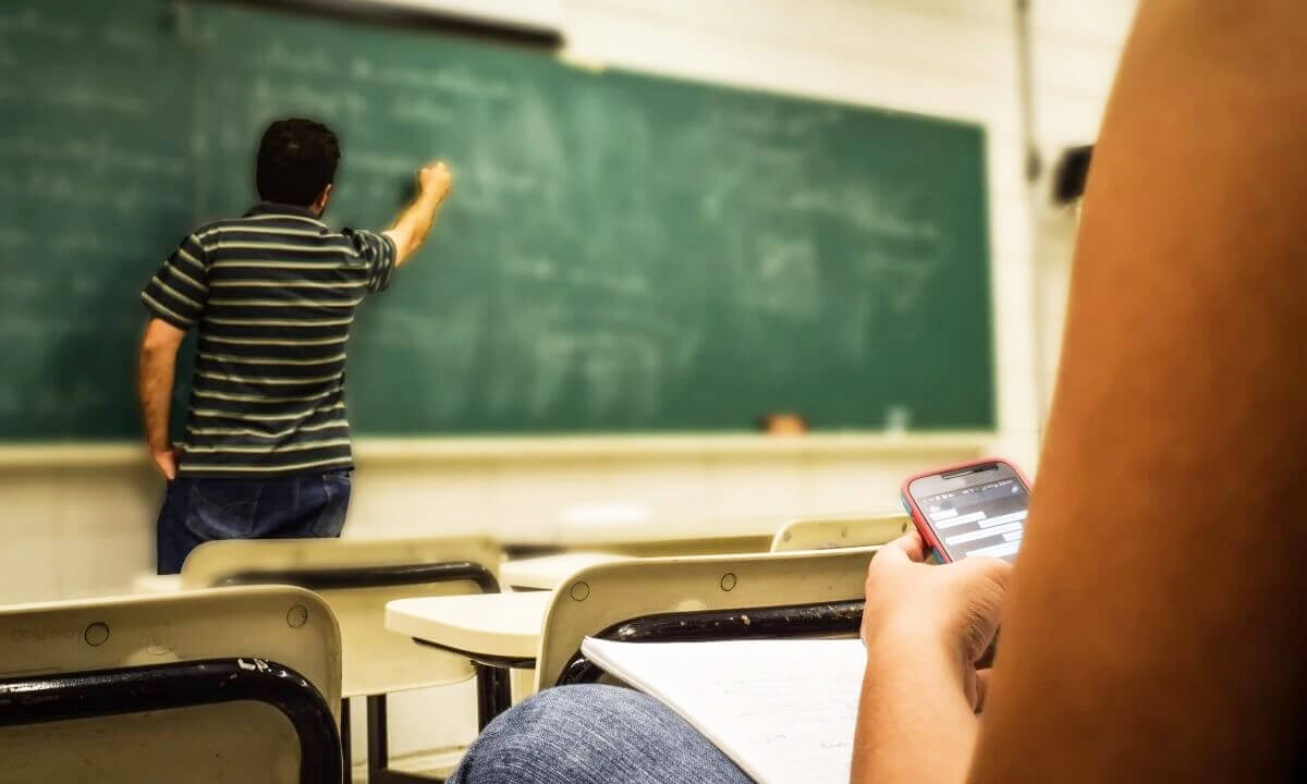 Capa Presidente Lula sanciona hoje lei que restringe uso de celulares em escolas públicas e privadas