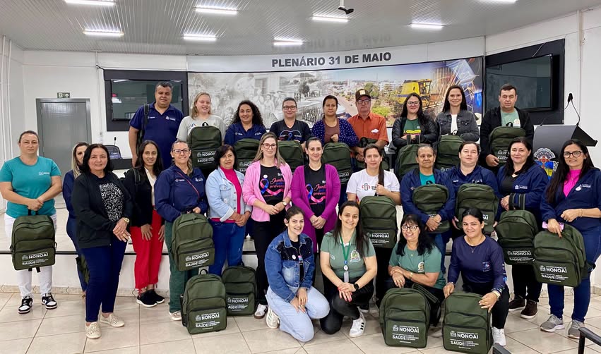 Capa Nonoai entrega materiais e mochilas a 26 agentes comunitários de saúde