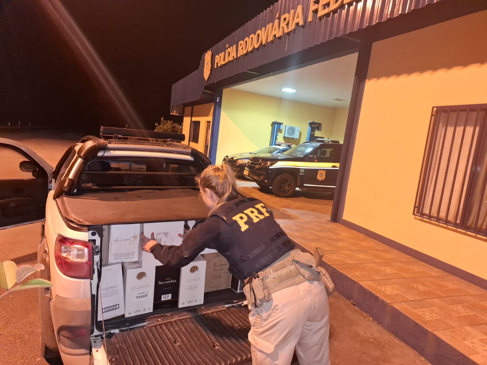 Capa PRF apreende veículo com mais de 300 garrafas de vinho em Sarandi