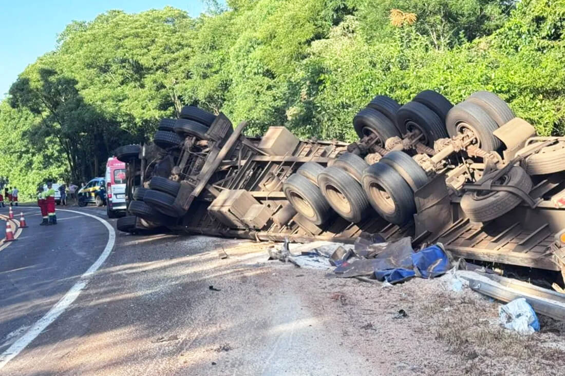 Capa Carreta carregada de adubo tomba na BR-386 em Sarandi