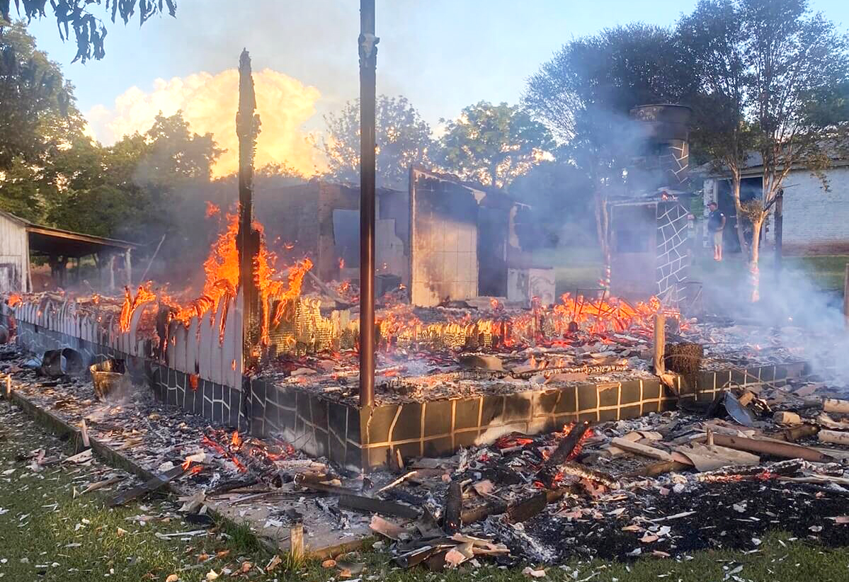 Capa Famílias que tiveram suas casas consumidas por incêndios em Caiçara precisam de doações