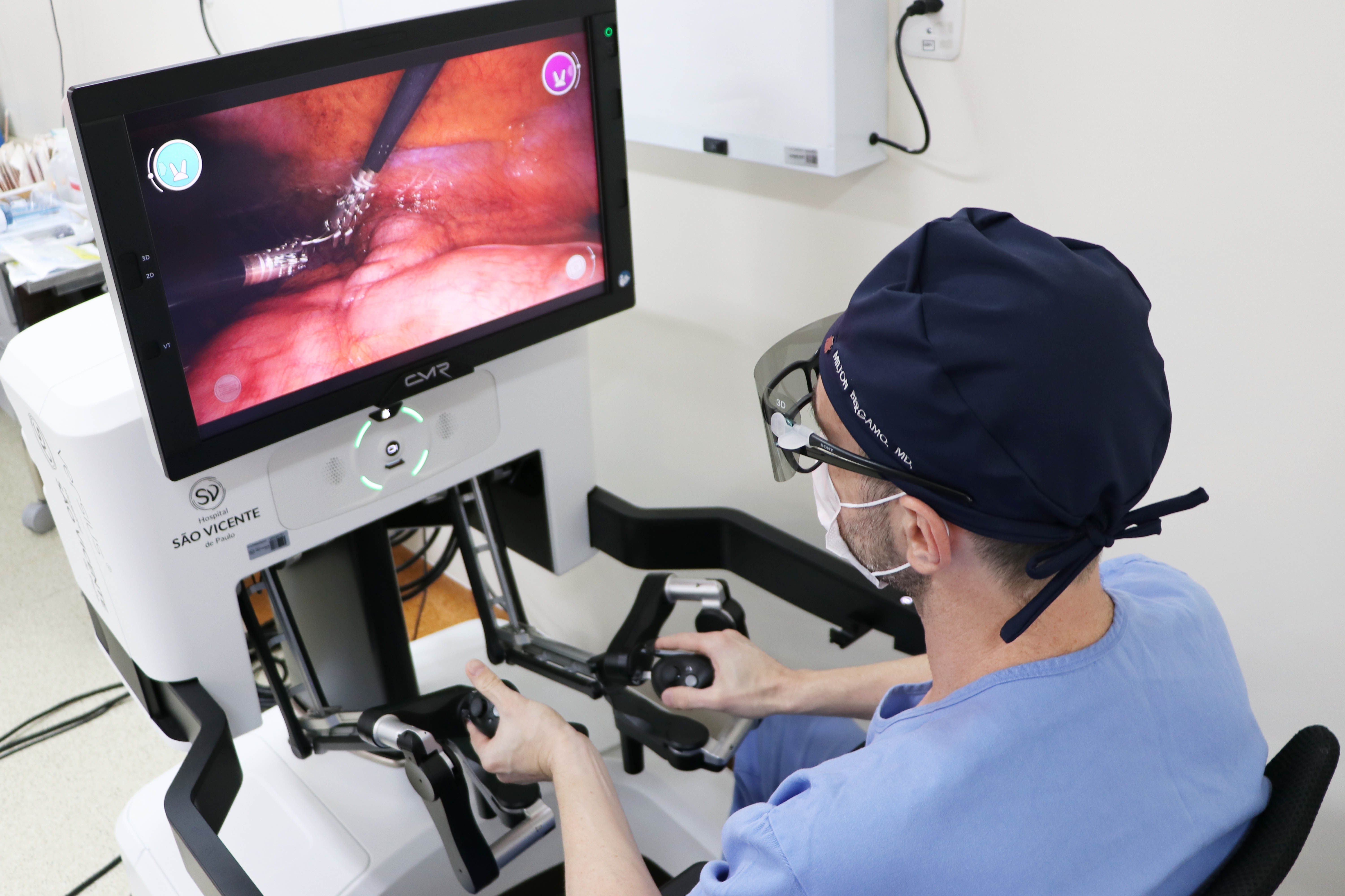 Capa Robô britânico do HSVP estreia em cirurgia de colectomia