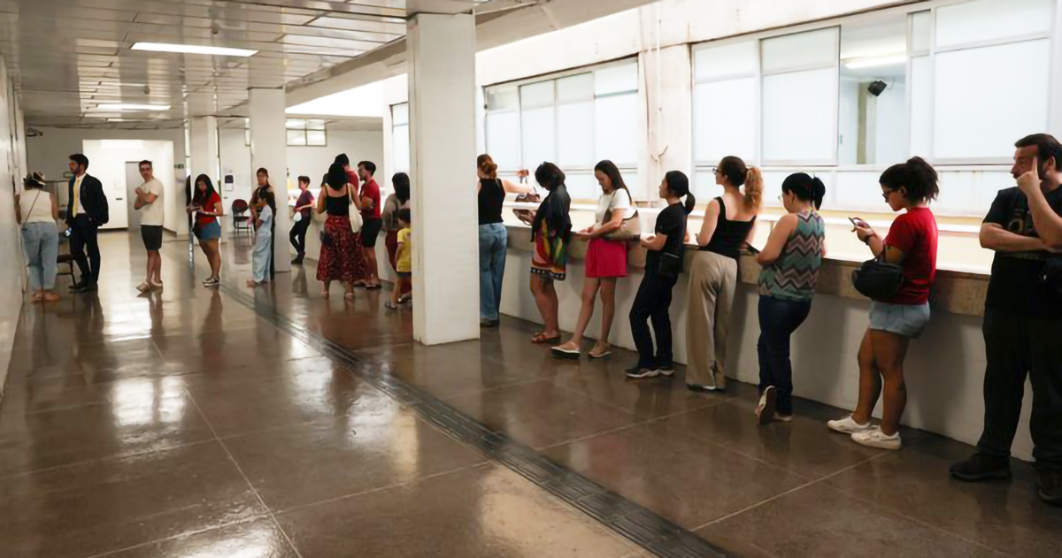 Capa Longas filas marcam as votações no Primeiro Turno das Eleições 2026