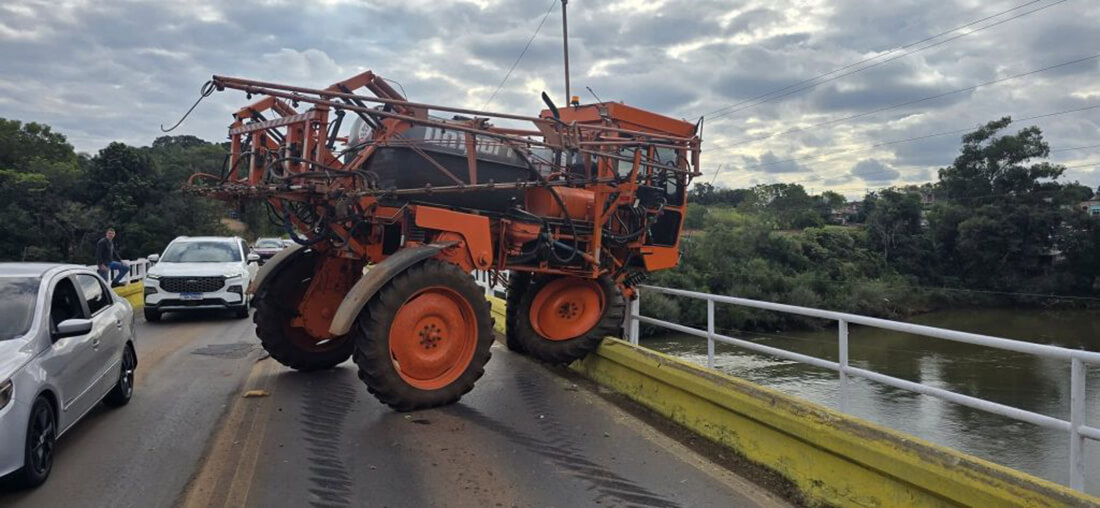Capa Pulverizador agrícola fica pendurado em ponte sobre o Rio Jacuí após colisão