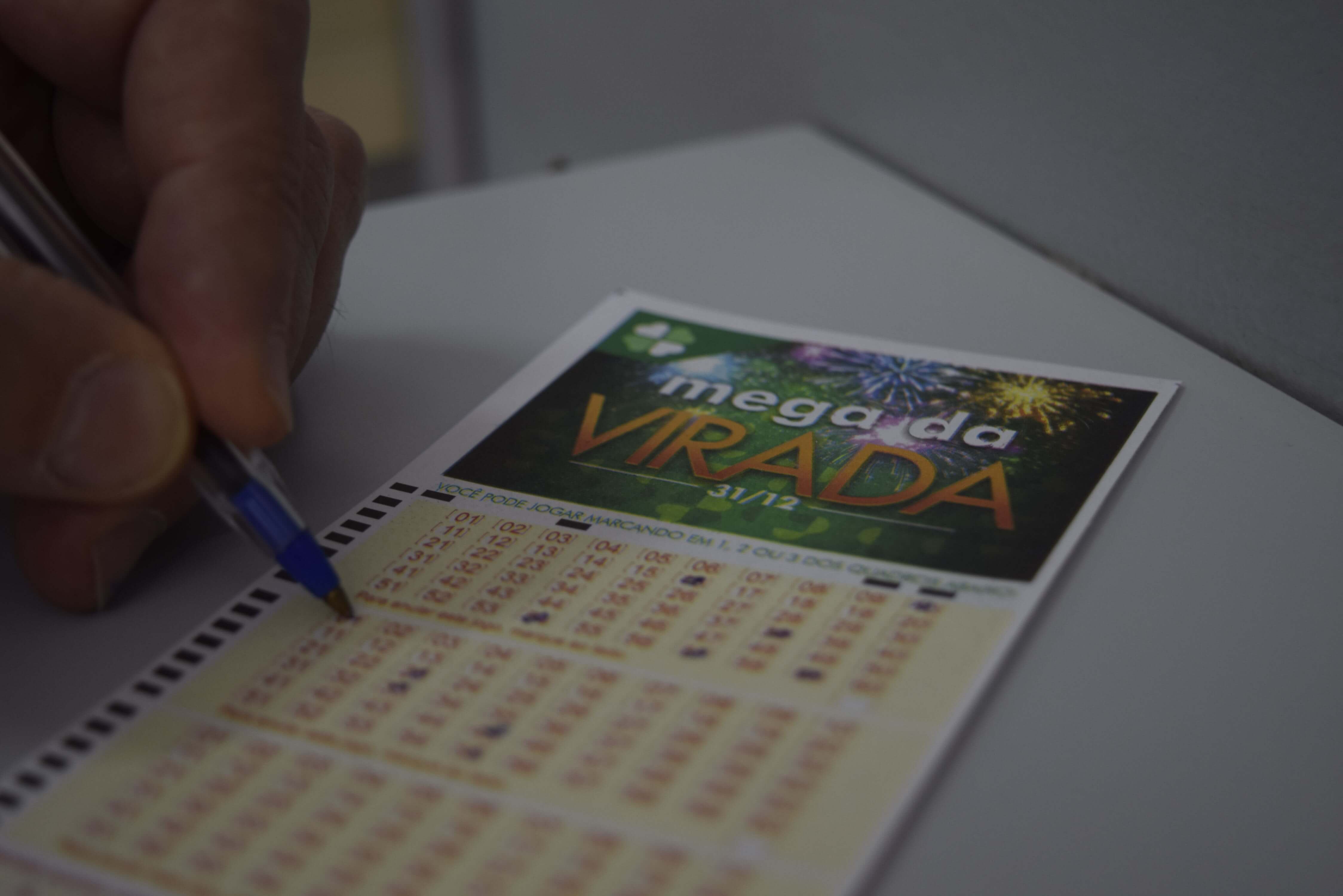 Capa Pessoas sonham com ‘milhões’ na Mega da Virada