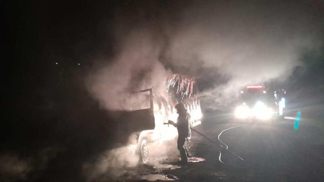 Capa Caminhão é incendiado após roubo no interior de Três Passos