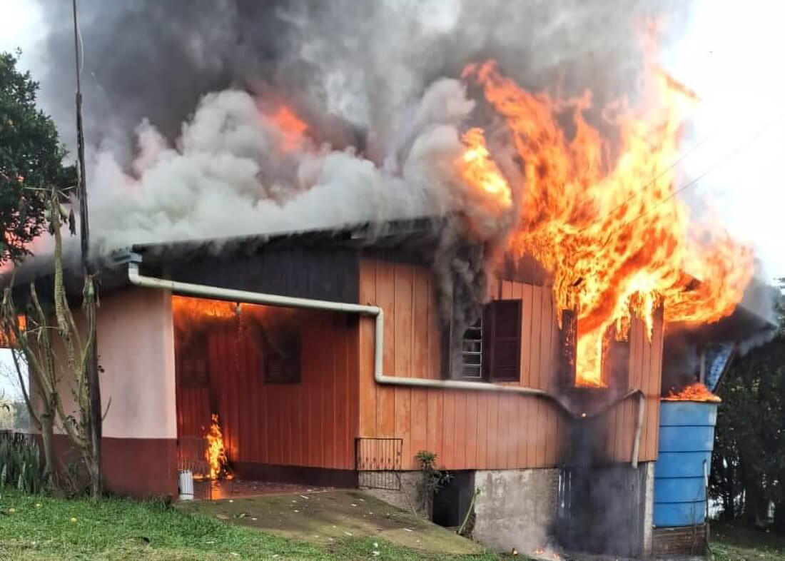 Capa Incêndio destrói casa de família em Rondinha