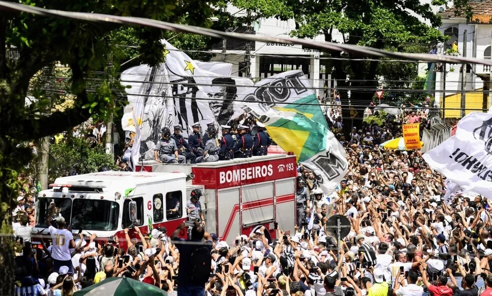 Capa Após fim do velório, corpo de Pelé sai em cortejo por ruas de Santos