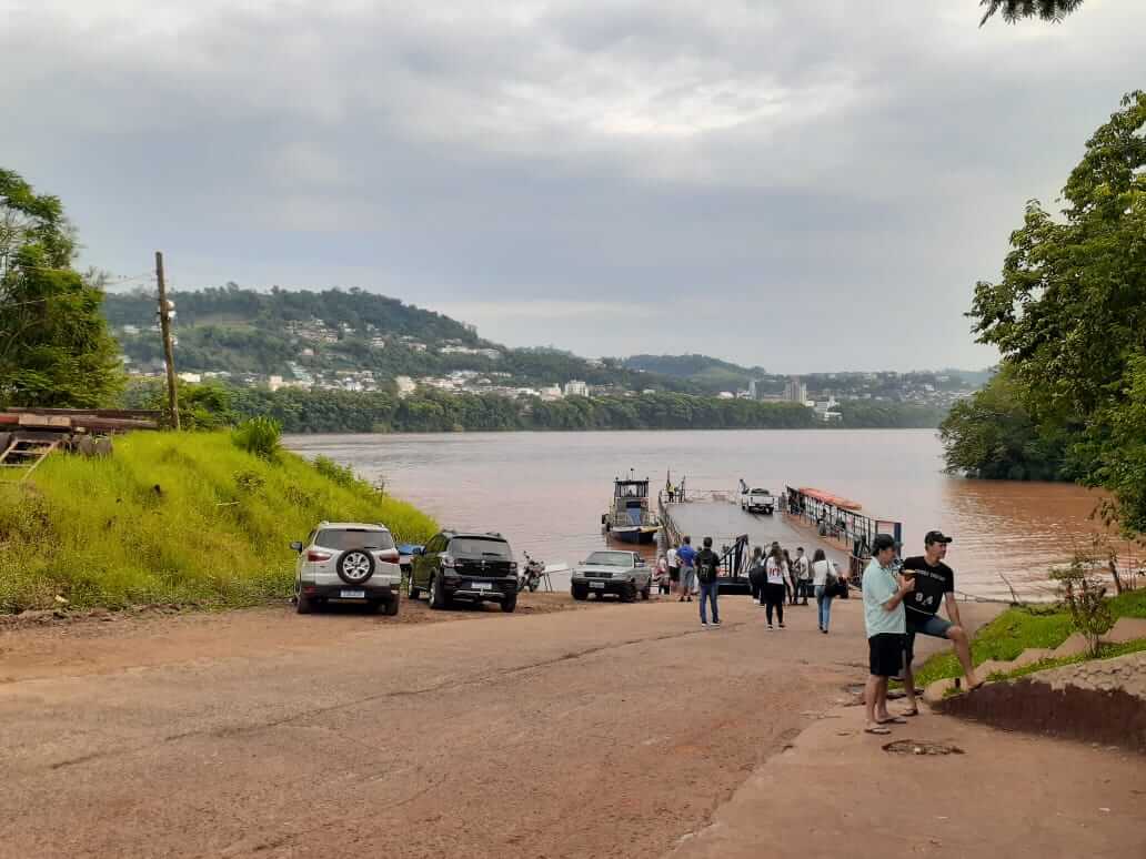 Capa Retomada travessia da balsa no Rio Uruguai em Itapiranga