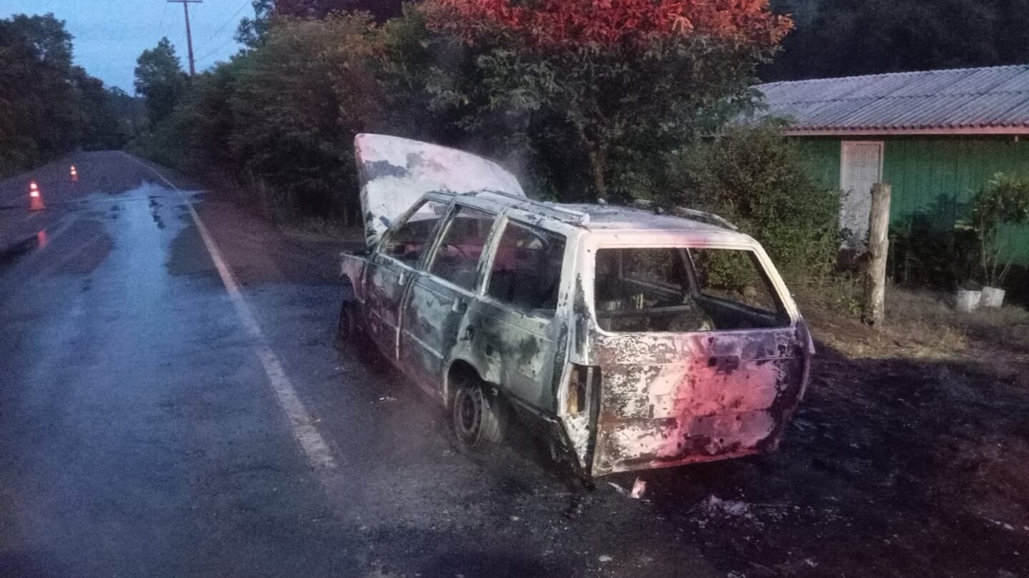 Capa Bombeiros Voluntários combatem incêndio em veículo na divisa entre Tenente Portela e Palmitinho