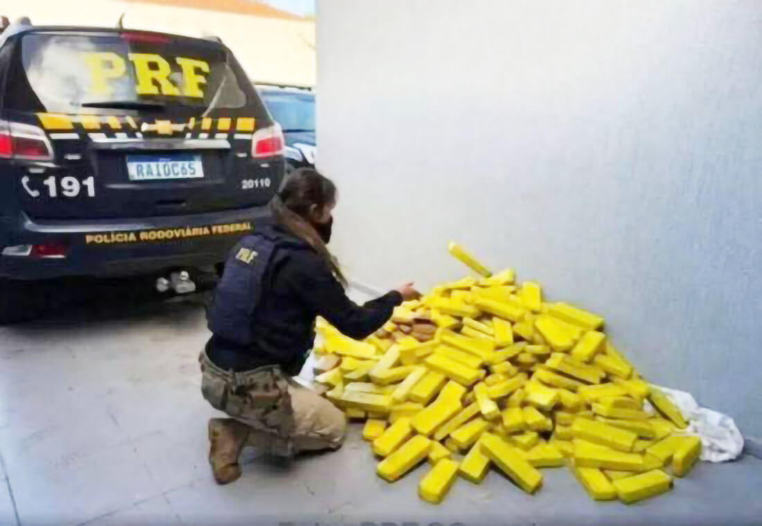 Capa PRF prende homem com 120 kg de maconha após perseguição em Santa Catarina