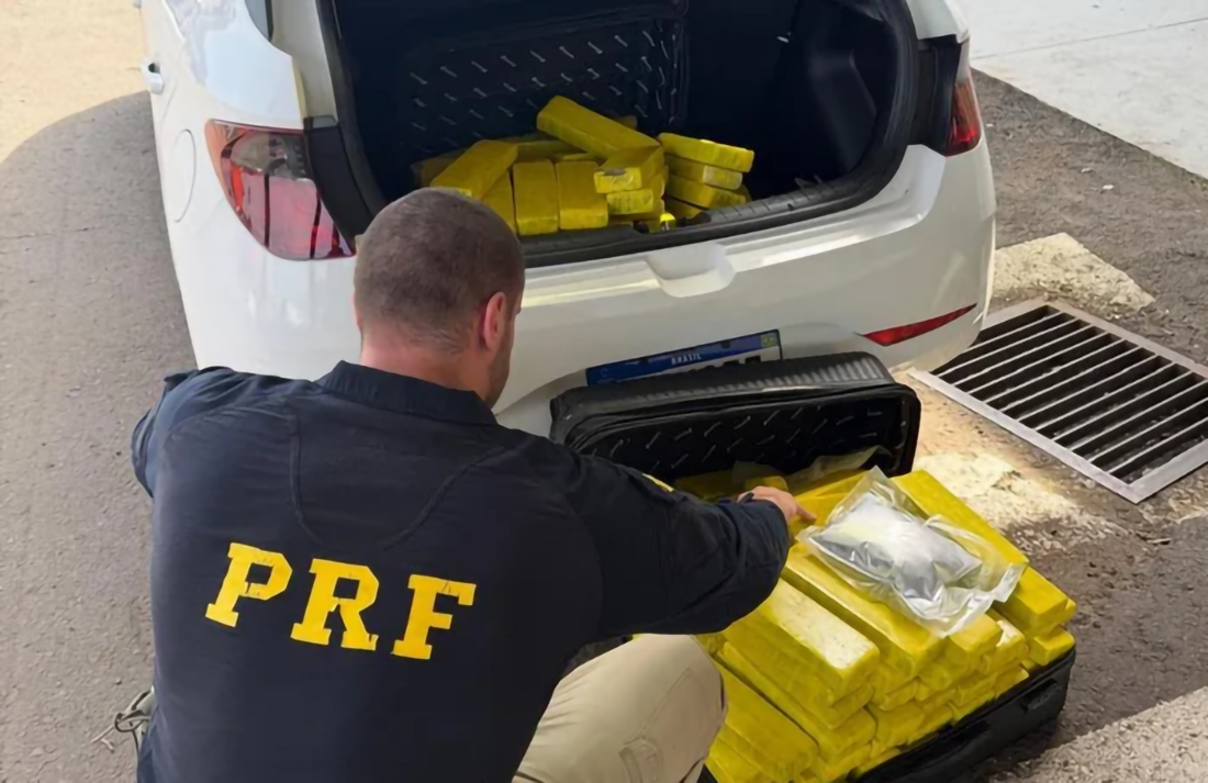 Capa PRF apreende quase 100 quilos de maconha na BR-285 em Passo Fundo