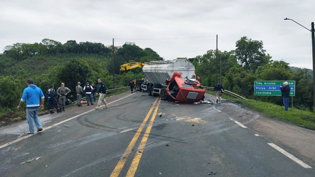 Capa Colisão na BR-153 em Erechim deixa um morto e um ferido
