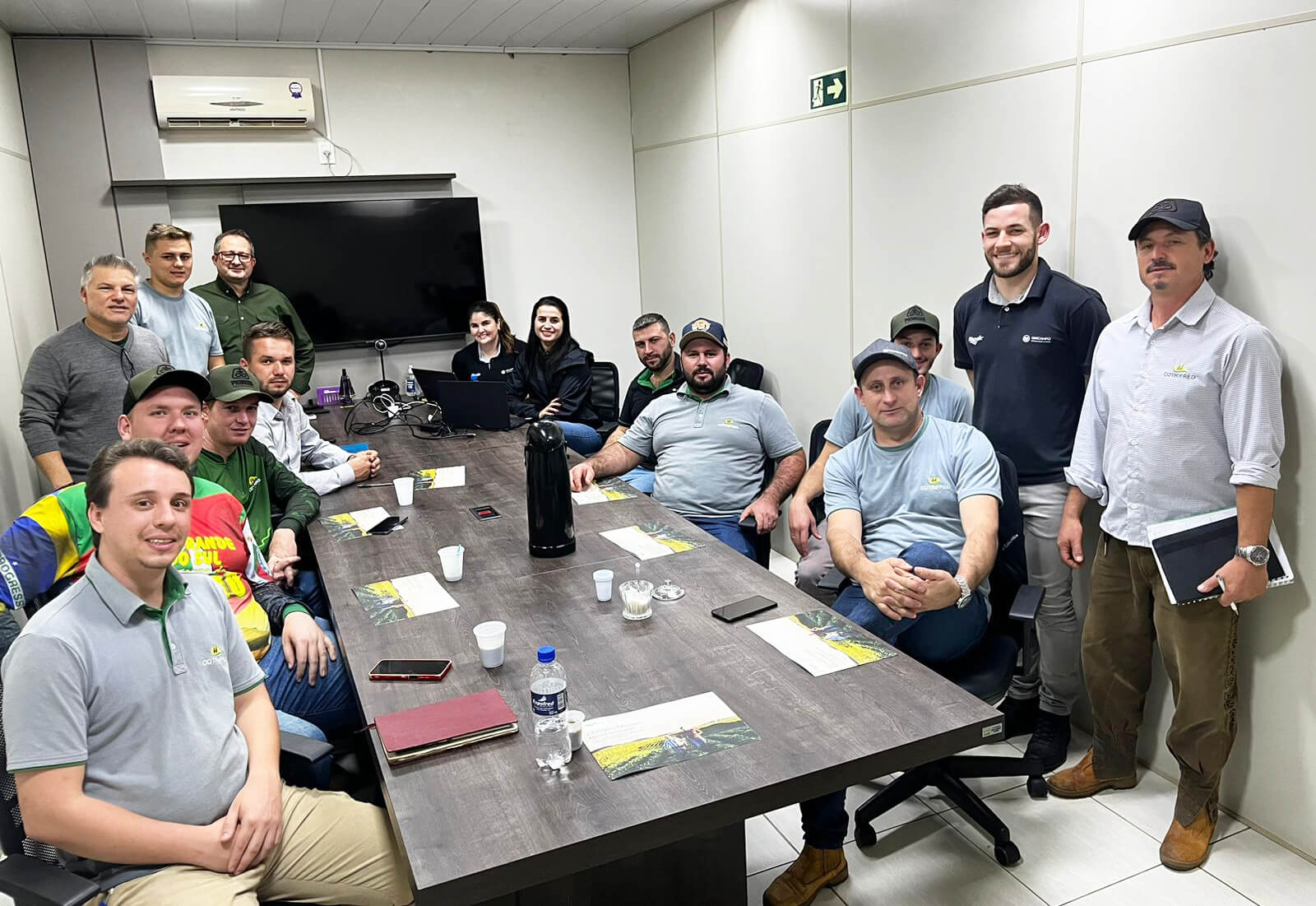 Capa Cotrifred recebe treinamento técnico da sua parceira comercial sobre fertilizantes sólidos e líquidos