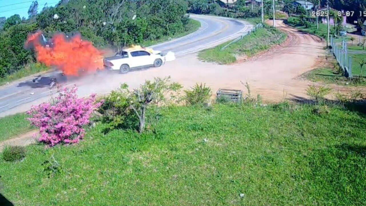 Capa Colisão entre moto e caminhonete deixa duas pessoas mortas na "Curva da Morte" em Chuvisca