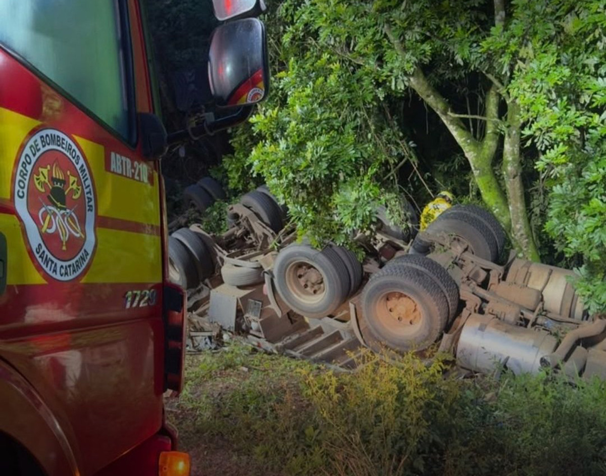 Capa Caminhão cai em ribanceira e motorista fica três horas preso às ferragens na BR-282 em Iraceminha
