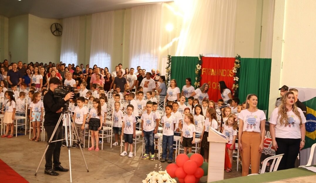 Capa Ametista do Sul: EMEI Riscos e Rabiscos realiza formatura da pré-escola