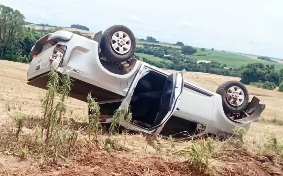 Capa Caminhonete capota em estrada de Crissiumal