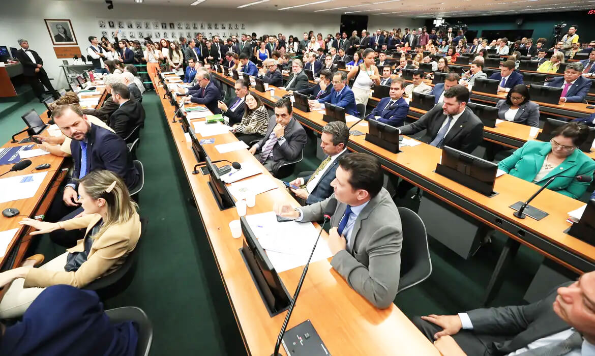 Capa CCJ da Câmara aprova parecer favorável à PEC do fim da escala 6x1